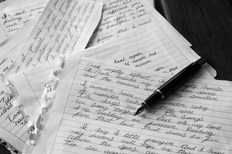 Des pages écrites à la main et un stylo plume