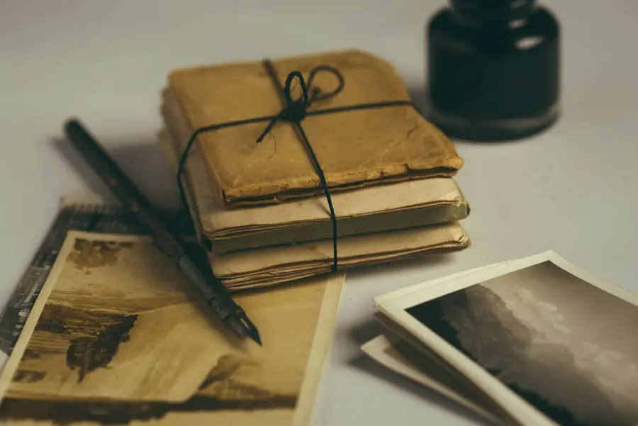 Une liasse de vieilles lettres nouée par une ficelle, à côté d'un encrier
