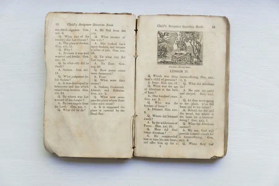 Un vieux livre ouvert aux pages jaunies
